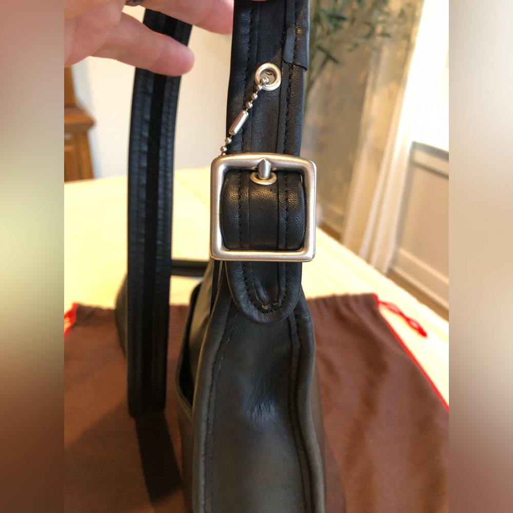 Vintage Coach Legacy Small Zip Bag #9997
Black Leather w/ hangtag and dust bag - Picture 10 of 16